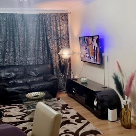 2 Bedroom Apartment - Greater London Dagenham Exteriör bild