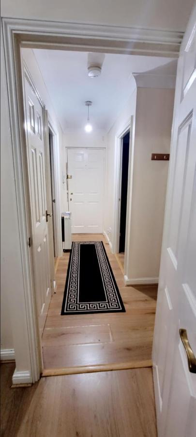 2 Bedroom Apartment - Greater London Dagenham Exteriör bild