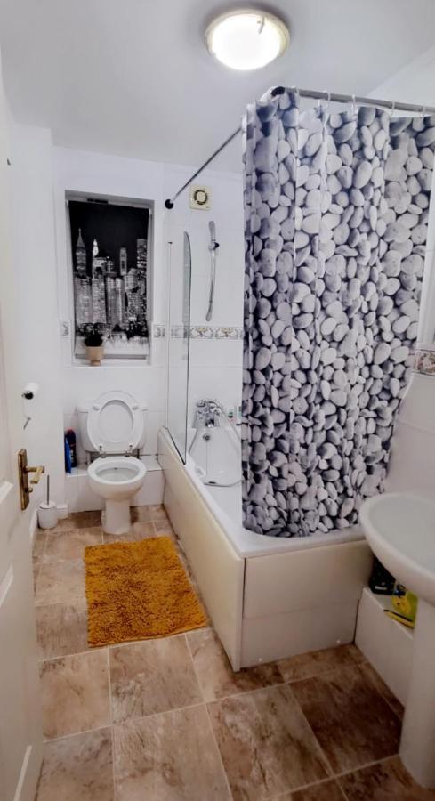 2 Bedroom Apartment - Greater London Dagenham Exteriör bild