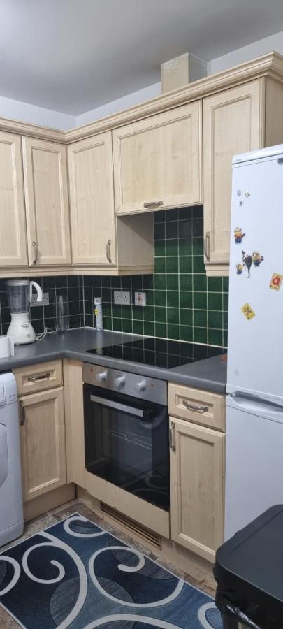 2 Bedroom Apartment - Greater London Dagenham Exteriör bild
